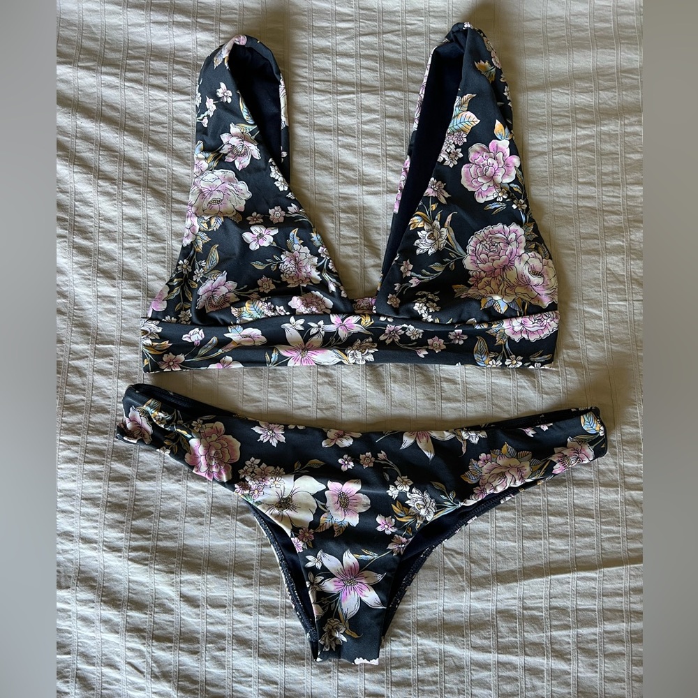 Billabong Suit. Size Medium Top & Large bottoms